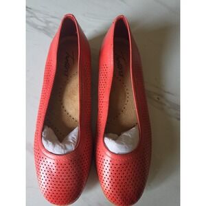 Trotters Darcey Women's Ballet Flats Salmon Red Leather Slip On Shoes Size 6 M
